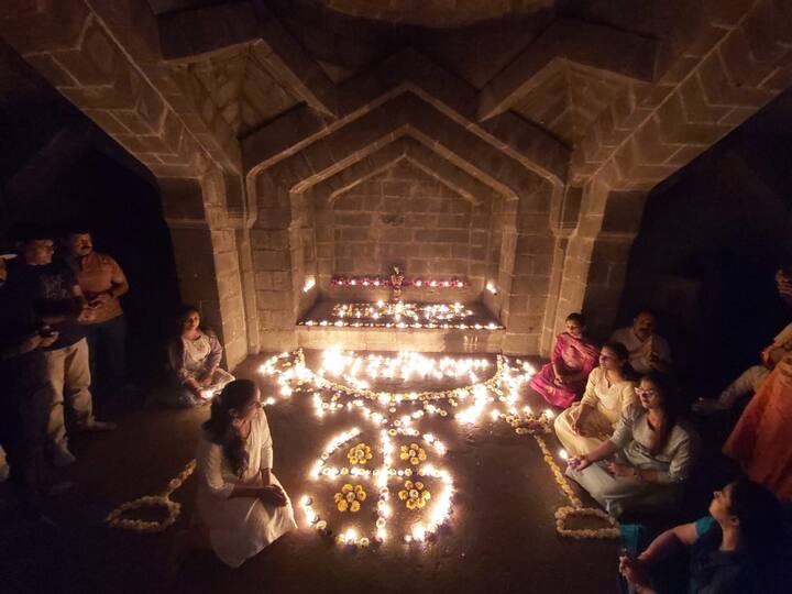 त्यानिमित्तानं शिवजन्माचे ठिकाण असलेल्या शिवनेरी किल्ल्यावर दीपोत्सव साजरा करण्यात येतोय.