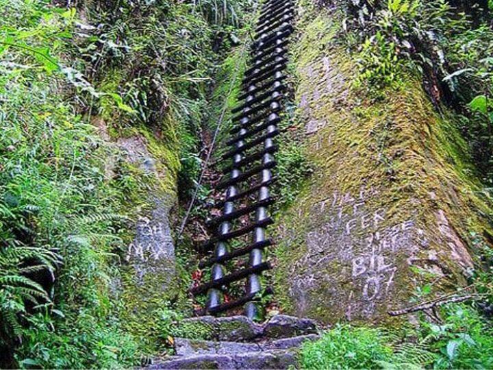 ये सीढ़ियां रेलवे ट्रैक के जैसी दिखती हैं. लेकिन बहुत खतरनाक हैं. इनकी सीधी चढ़ाई किसी के भी होश उड़ा सकती है. अगर आप इन सीढ़ियों पर चढ़ना चाहते हैं तो आपके इसके लिए महीनों पहले से तैयारी करनी होगी, क्योंकि इन पर बिना प्रैक्टिस तो आप बिल्कुल नहीं चढ़ सकते हैं.