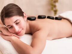 होली के बाद बहुत ज्यादा महसूस हो रही थकान...हॉट स्टोन मसाज से करें खुद को रिलैक्स