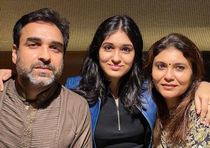 पंकज ने मृदुला त्रिपाठी से शादी की हैं. दोनों एक बेटी के पेरेंट्स हैं जिसका आशी त्रिपाठी है. आशी एक फेमस स्टार की बेटी होने के बाद भी लाइमलाइट से दूर रहती हैं.