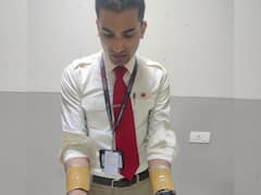 हाथों में सोना लपेटकर इस तरह एयरपोर्ट से निकलने की फिराक में था केबिन क्रू, लेकिन तभी हुआ ये...