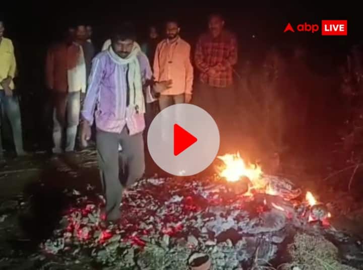 Holi 2023 Celebration in Raisen two villages People walk on hot coals watch Viral Video from Holika Dahan to Rang Panchami ANN Watch: रायसेन में होली की अनोखी परंपरा, धधकते अंगारों पर चलते हैं लोग, 25 फीट की ऊंचाई पर बांधते हैं बकरा!