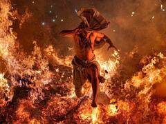 Mathura Holi: आग की भीषण लपटों के बीच नंगे पांव घुस गया शख्स, कोई फिल्मी हीरो नहीं, तस्वीरों में देखें रियल लाइफ का बाहुबली