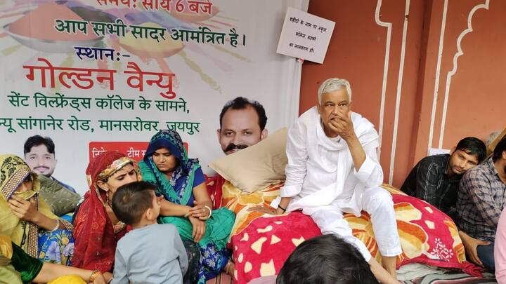 काफी देर तक अफरा तफरी के बाद वीरांगनाओं ने कहा गहलोत सरकार पर निशाना साधा. उन्होंने आरोप लगाया कि सरकार हठधर्मिता पर अड़ी है. पिछले 10 दिन से धरने पर बैठने के बावजूद हमारी बात नहीं सुनी जा रही है. वीरांगनाओं ने कहा कि मुख्यमंत्री के पास वीरांगनाओं से मिलने का समय नहीं है. हमारे पति देश की रक्षा के लिए कुरबान हो गए.