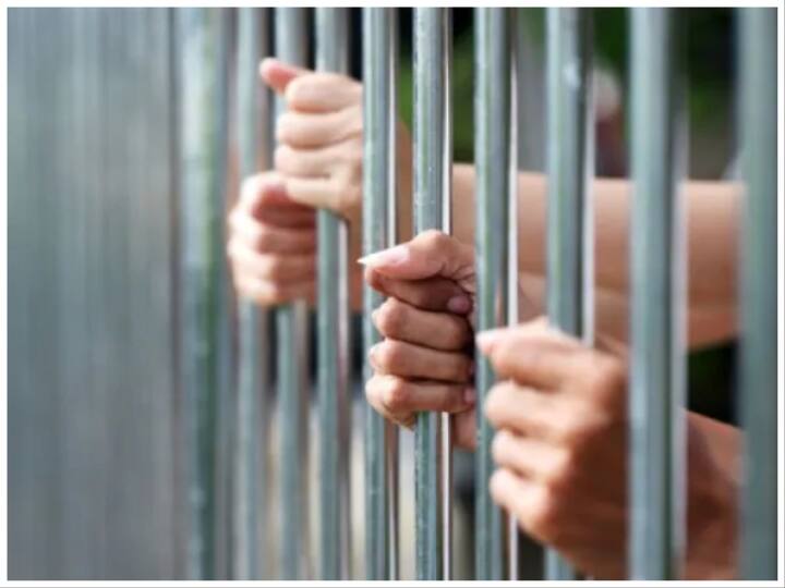 सबसे पहले तो बता दें कि ‘उम्र कैद’ का मतलब है कि दोषी को अपना बचा हुआ पूरा जीवन जेल में ही बिताना होगा. सुप्रीम कोर्ट ने 21 नवंबर, 2012 को एक मामले की सुनवाई करते हुए कहा इस मिथ को खत्म कर दिया कि लोगों के बीच एक गलत धारणा है कि ‘उम्र कैद’ की सजा पाए कैदी के पास 14 वर्ष या 20 वर्ष जेल में रहने के बाद रिहा होने का एक अनिवार्य अधिकार है.