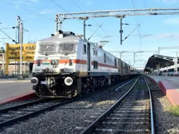 pune news railway news railway update passenger demanded to start  Pune to Ahmadnagar Train Pune To Ahmadnagar Train: पुणे- अहमदनगर रेल्वे सुरु करा; प्रवाशांची मागणी