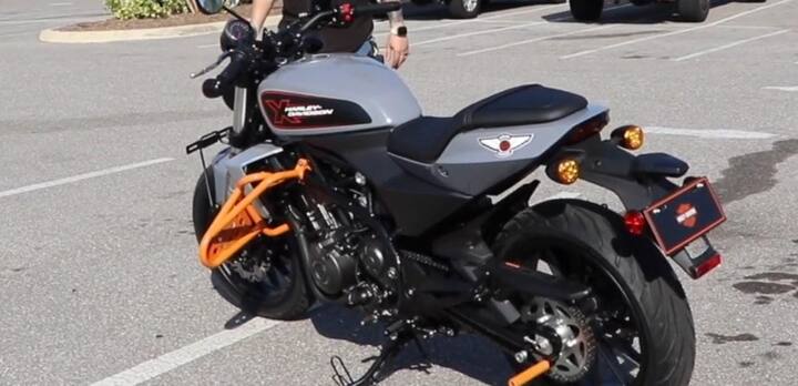 Harley Davidson X350 के ब्रेकिंग सिस्टम की बात करें तो इसमें डुअल पेटल फ्रंट डिस्क और डुअल-चैनल ABS (एंटी-लॉक ब्रेकिंग सिस्टम) के साथ सिंगल रियर डिस्क दिया गया है.