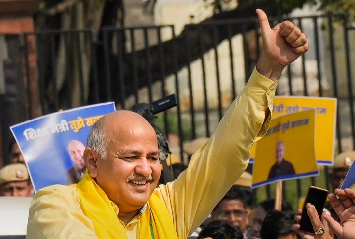 दिल्लीचे नायब राज्यपाल व्हीके सक्सेना यांनी दिल्लीतील मद्य धोरणाची चौकशी करण्याचे आदेश दिले होते.