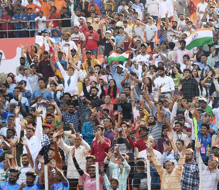 ચોથી ટેસ્ટ જોવા અમદાવાદના નરેન્દ્ર મોદી સ્ટેડિયમમાં મોટી સંખ્યામાં પ્રેક્ષકો ઉપસ્થિત રહ્યા હતા.