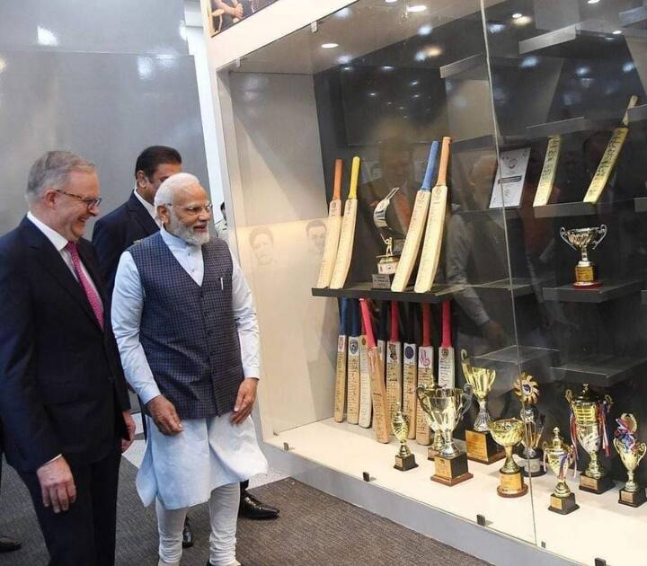નરેન્દ્ર મોદી સ્ટેડિયમમાં બનાવવામાં આવેલું પ્રદર્શન નિહાળતાં પીએમ મોદી અને ઓસ્ટ્રેલિયાના પીએમ એન્થની અલ્બનીઝ
