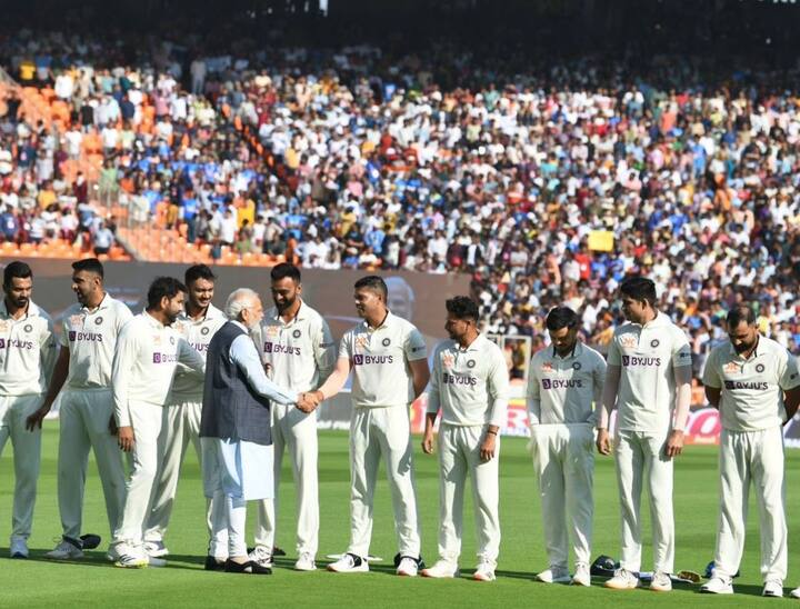 ટીમ ઈન્ડિયાના ખેલાડીઓ સાથે મુલાકાત કરતાં ભારતના વડાપ્રધાન નરેન્દ્ર મોદી.