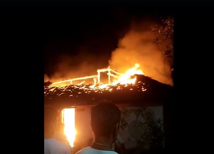 Bhiwandi News fire broke out in the house caused by a lighted lamp falling a shocking incident in Bhiwandi Bhiwandi News : पेटता दिवा पडल्याने लागलेल्या आगीत संपूर्ण घर जळून खाक, भिवंडीतील धक्कादायक घटना