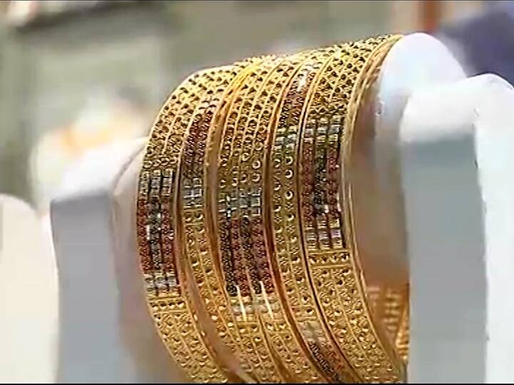जीएसटीसह 60 हजार रुपये इतकी मोठी उच्चांकी दरवाढ झाल्याने सर्वसामान्य ग्राहकांसाठी सोने खरेदी करणे अवाक्याबाहेर गेले होते.