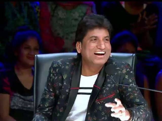 Raju Srivastav: कॉमेडी की दुनिया में राज करने वाले राजू श्रीवास्तव की भी हार्ट अटैक से जान गई. 21 सितंबर 2022 को उनका निधन हुआ था. काफी समय तक वह एम्स अस्पताल में भी भर्ती रहे.