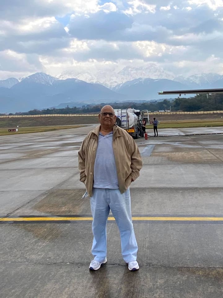 सतीश कौशिक की मौत की खबर सुन बॉलीवुड शोक की लहर में डूबा नजर आ रहा है. वहीं कुछ लोगों को यह यकीन भी नहीं हो रहा कि वह अब हमारे बीच नहीं रहे हैं.