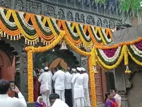 जगद्गुरू संत तुकाराम महाराज यांचं आजच्या दिवशी सदेह वैकुंठ गमन झालं. त्यामुळे हा दिवस तुकाराम बीज म्हणून ओळखला जातो..