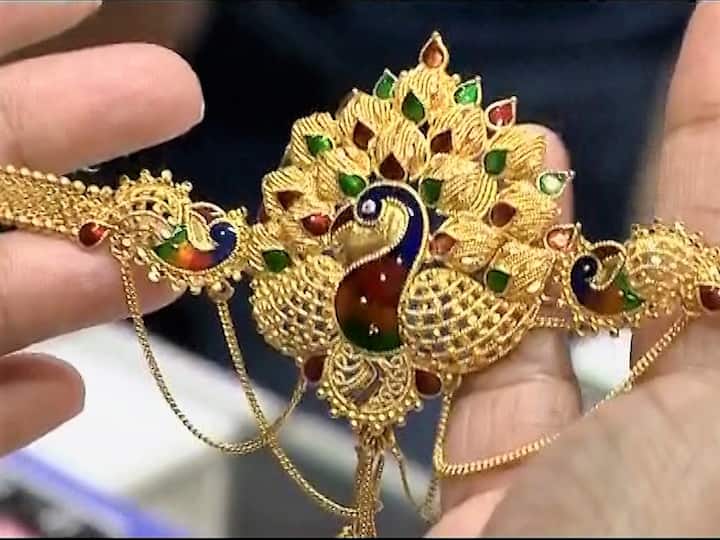 मात्र गेल्या पंधरवड्यापासून सोन्याच्या दरात सातत्याने कमी अधिक प्रमाणत घसरण सुरु असल्याचं पाहायला मिळत असून गेल्या चोवीस तासात तब्बल एक हजार रुपयांची घसरण झाली आहे.