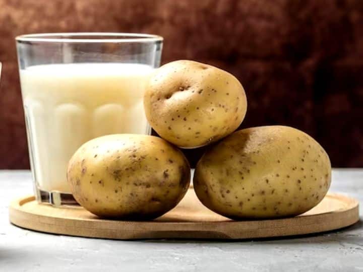 potato juice has 7 health benefits know how to apply on skin to reduce problems Potato Juice: एक गिलास आलू का जूस पीने से दूर होंगी शरीर की ये 7 दिक्कतें, स्किन के लिए तो और बेस्ट