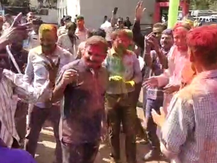 Holi 2023: इंदौर पुलिस कमिश्नर पर चढ़ा होली का खुमार, माइक थामकर गाया गीत, जवानों के भी थिरके कदम