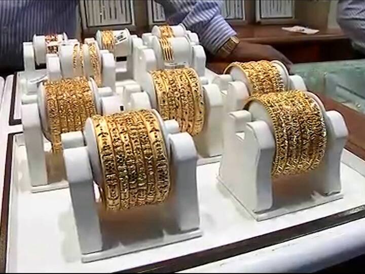 त्यामुळे जीएसटीशिवाय दहा ग्रॅम शुद्ध सोन्याचे दर 56 हजार 300 रुपयांवरुन 55 हजार 300 रुपयांवर आल्याने सर्वसामान्य ग्राहकांना काही अंशी दिलासा मिळाला आहे.