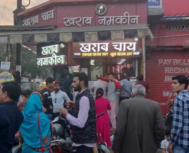 आज कल बिजनेसमैन रिवर्स मार्केटिंग का फार्मूला अपना रहे हैं और इससे इन्हे बहुत फ़ायदा भी हो रहा है. दूकान के बाहर लगी भीड़ सबकुछ बता रही है.