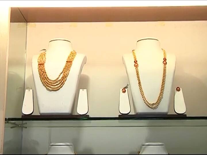 जागतिक पातळीवर फेडरल रिझर्व्ह बँक ऑफ युनायटेड स्टेटच्या वतीने ठेवीवर देण्यात येणाऱ्या व्याजदरात वाढ होण्याची शक्यता पाहता त्याचा थेट परिणाम सोन्याच्या किमतीवर झाला आहे.