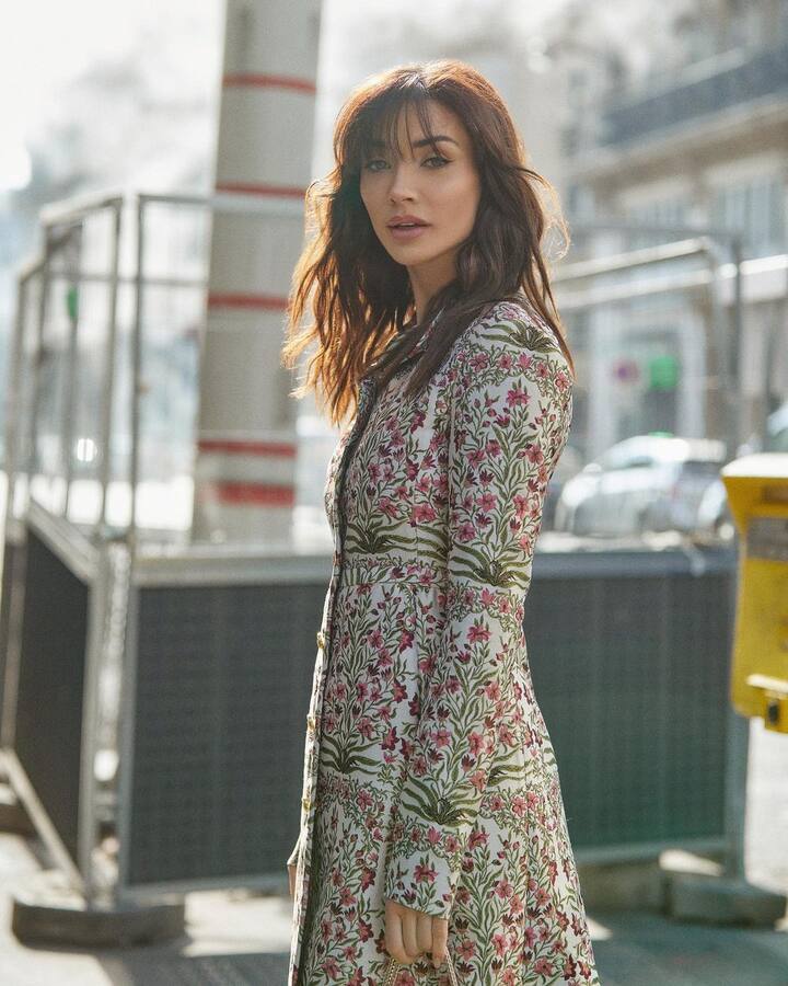 மதராச பட்டினம் படம் மூலம் தமிழ் திரையுலகிற்குள் நடிகையாக அறிமுகமானார்