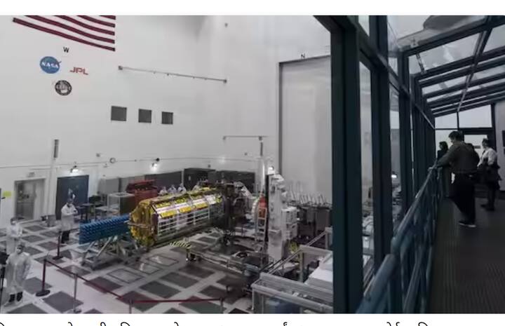 नासाने (NASA) 'निसार उपग्रहाचं' (Nisar Satellite) पहिल्या टप्प्यातील काम पूर्ण केलं असून हा उपग्रह पुढील काम आणि लाँचिगसाठी इस्त्रोकडे पाठवण्यात आला आहे.
