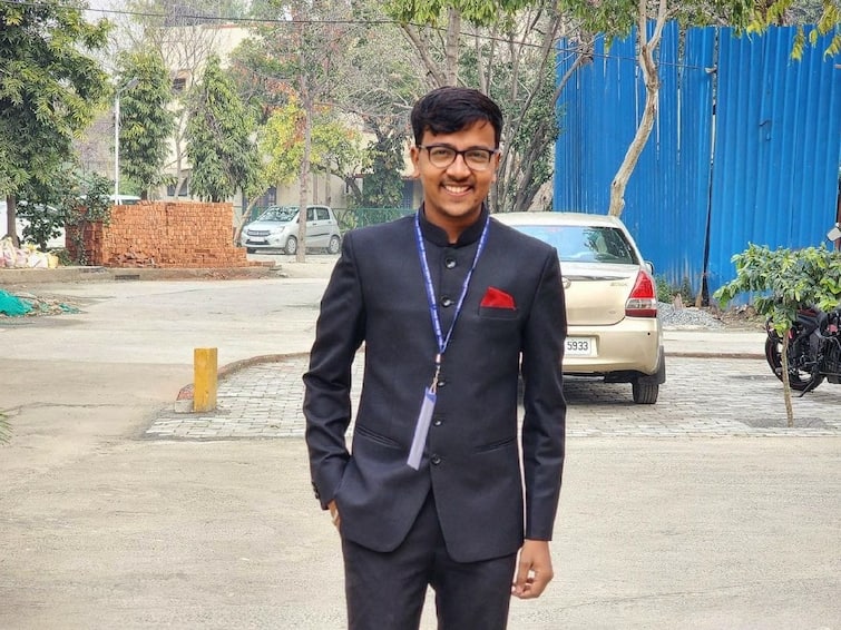 MPSC Success Story Kolhapur s Shubham Patil tops MPSC exam Second in state in second attempt MPSC result marathi news Success Story: स्वतःचं बलस्थान ओळखलं अन् दुसऱ्याच प्रयत्नात राज्यात दुसरा, कोल्हापूरच्या शुभम पाटीलची MPSC परीक्षेत कमाल