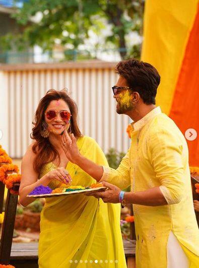 ਇਸ ਦੇ ਨਾਲ ਹੀ ਵਿੱਕੀ ਵੀ ਪੀਲੇ ਰੰਗ ਦਾ ਕੁੜਤਾ ਅਤੇ ਚਿੱਟੇ ਰੰਗ ਦਾ ਪਜਾਮਾ ਪਹਿਨੇ ਨਜ਼ਰ ਆ ਰਹੇ ਹਨ। ਦੋਵਾਂ ਨੇ ਹੋਲੀ ਲਈ ਇੱਕ-ਦੂਜੇ ਦੀ ਡਰੈੱਸ ਨਾਲ ਟਿਊਨਿੰਗ ਕੀਤੀ ਹੈ।