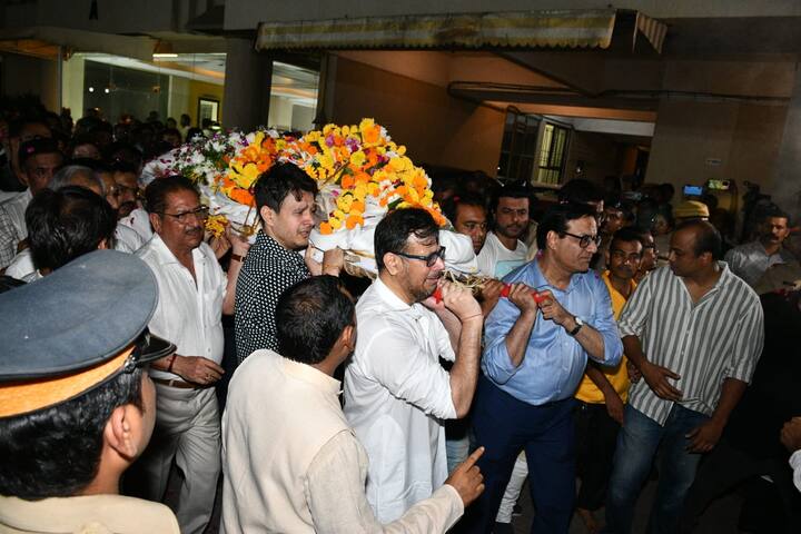 অন্তিম যাত্রার পথে প্রয়াত অভিনেতা পরিচালক সতীশ কৌশিক। শেষ অবধি পাওয়া খবরে, ইতিমধ্যেই প্রয়াত অভিনেতা তথা পরিচালক সতীশ কৌশিককে শেষ দেখাটুকু দেখতে উপস্থিত হয়েছেন রণবীর কাপুর-সহ মুম্বইয়ের অন্য়ান্য তারকারা।