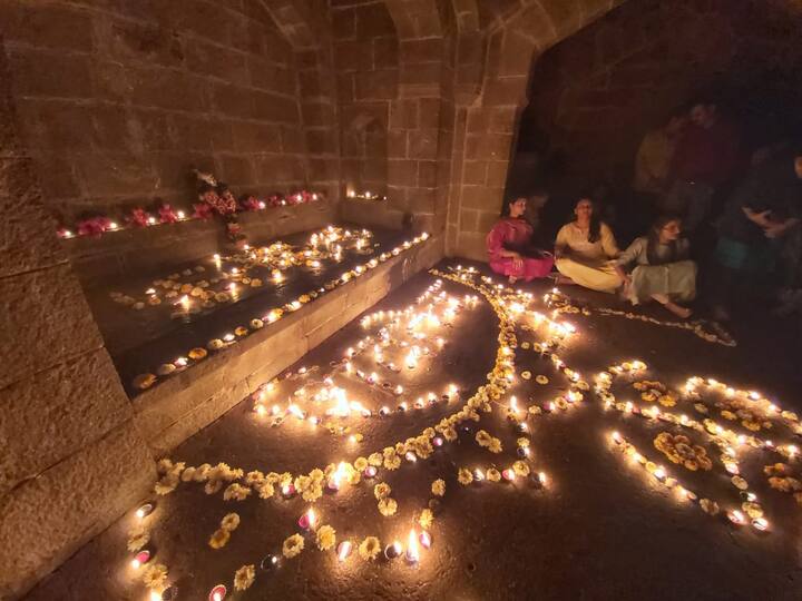 उद्या तिथीनुसार शिवजयंती साजरी होणार आहे. त्यानिमित्तानं शिवजन्माचे ठिकाण असलेल्या शिवनेरी किल्ल्यावर दीपोत्सव साजरा करण्यात येतोय.