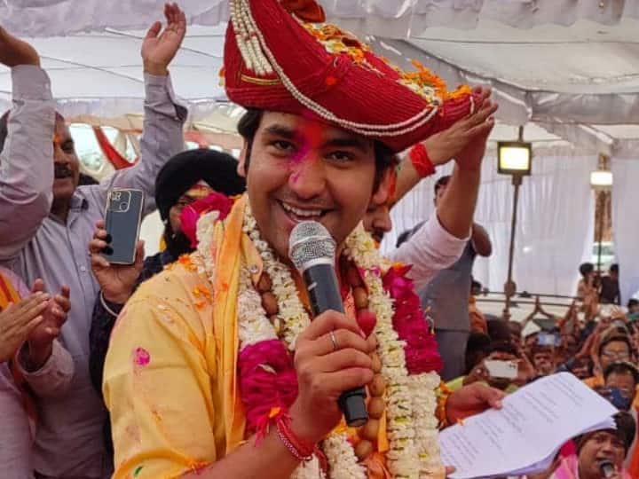 Political Gathering At religious platform of Dhirendra Krishna Shastri of Bageshwar Dham on Holi ANN MP Politics: बागेश्वर धाम के धार्मिक मंच पर लगा बीजेपी-कांग्रेस के MLA का जमावड़ा, धीरेंद्र शास्त्री ने फिर उठाई हिंदू राष्ट्र की बात