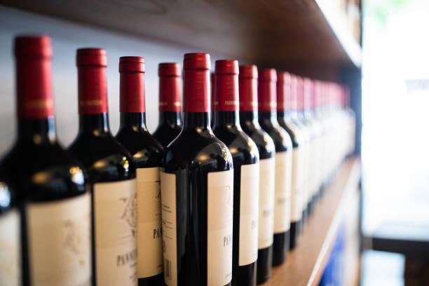 Couple steal 45 wine bottles worth Rs 14 cr from Michelin-star restaurant orders 14 course meal as cover it Wine Theft : जोडप्यानं चोरल्या 14 कोटी रुपयांच्या 45 वाईन बॉटल्स, 14 कोर्स मिल ऑर्डर करत रचलं कुभांड