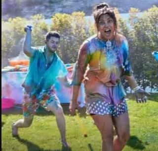 Holi 2023: અમેરિકામાં દેશી ગર્લ પ્રિયંકા ચોપરાનું હોળી સેલિબ્રેશન, અભિનેત્રીને રંગે લગાવવા દોડતો જોવા મળ્યો નિક જોનસ
