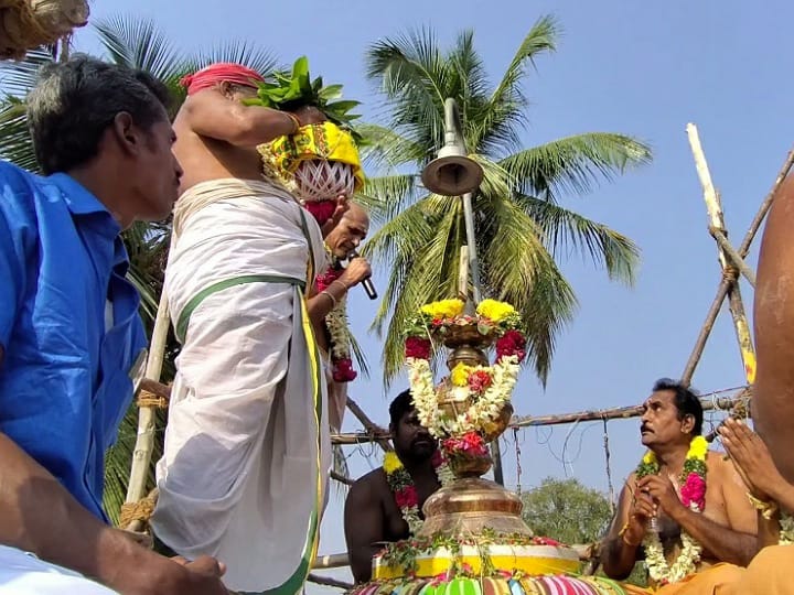 குளித்தலை அருகே வளையப்பட்டியில் ஸ்ரீ காளியம்மன் கோவில் குடமுழுக்கு விழா - திரளான பக்தர்கள் பங்கேற்பு