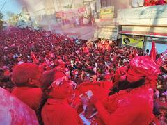 Holi 2023: यहां बादशाह होली पर लोगों को लुटाता है 'खर्ची', मुगलकाल से निभा रहे परंपरा, देखें तस्वीरें