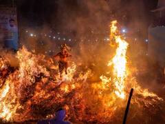 Mathura Holi: आग की भीषण लपटों के बीच नंगे पांव घुस गया शख्स, कोई फिल्मी हीरो नहीं, तस्वीरों में देखें रियल लाइफ का बाहुबली