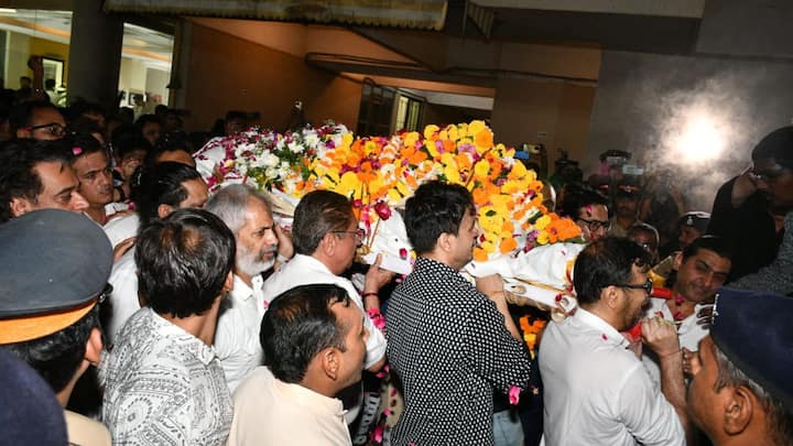 হোলি খেলার পরে রাত ১১টা নাগাদ হঠাৎ অসুস্থবোধ করেন সতীশ কৌশিক।