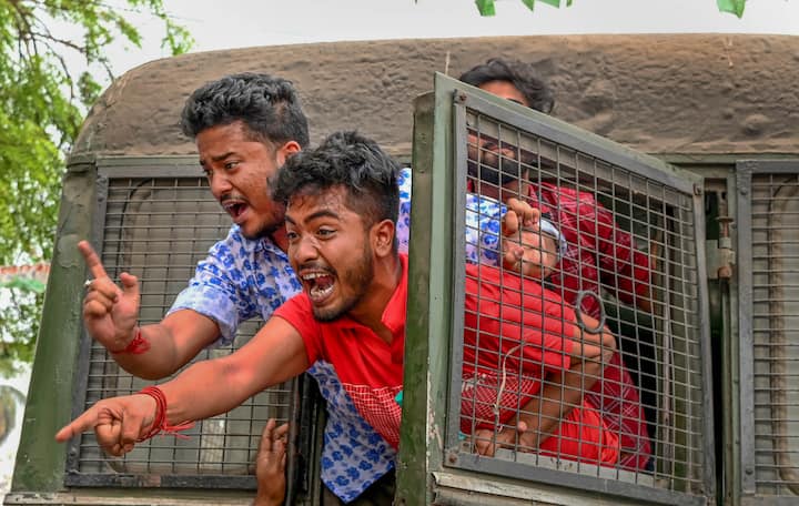 রাজ্য বিধানসভার গেট পর্যন্ত পৌঁছে গেল সিপিএমের ছাত্র সংগঠন এসএফআইয়ের আন্দোলনের আঁচ। শিক্ষায় দুর্নীতি-সহ বিভিন্ন ইস্যুতে শুক্রবার বিধানসভা অভিযানের ডাক দেয় এসএফআই। কিন্তু, পুলিশ তাতে অনুমতি দেয়নি।