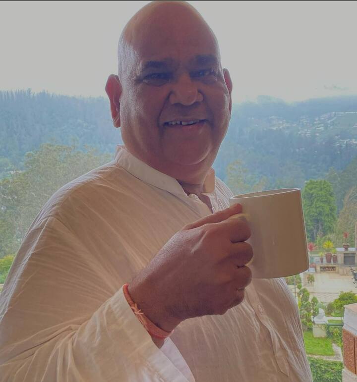 अभिनेता, पटकथा लेखक आणि निर्माता म्हणून हिंदी सिनेसृष्टीत काम करण्यासोबत सतीश कौशिक यांनी अनेक मालिकांमध्ये देखील काम केलं.