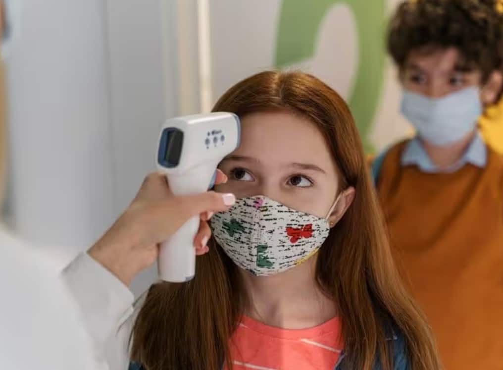 ਵਾਇਰਲ ਇਨਫੈਕਸ਼ਨ ਦੇ ਮਾਮਲੇ ਤੇਜ਼ੀ ਨਾਲ ਵੱਧ ਰਹੇ ਹਨ... ਆਪਣੇ ਬੱਚਿਆਂ ਨੂੰ ਇਸ ਤਰ੍ਹਾਂ ਸੁਰੱਖਿਅਤ ਰੱਖੋ prevention tips for viral fever in children know how to care this time ਵਾਇਰਲ ਇਨਫੈਕਸ਼ਨ ਦੇ ਮਾਮਲੇ ਤੇਜ਼ੀ ਨਾਲ ਵੱਧ ਰਹੇ ਹਨ... ਆਪਣੇ ਬੱਚਿਆਂ ਨੂੰ ਇਸ ਤਰ੍ਹਾਂ ਸੁਰੱਖਿਅਤ ਰੱਖੋ