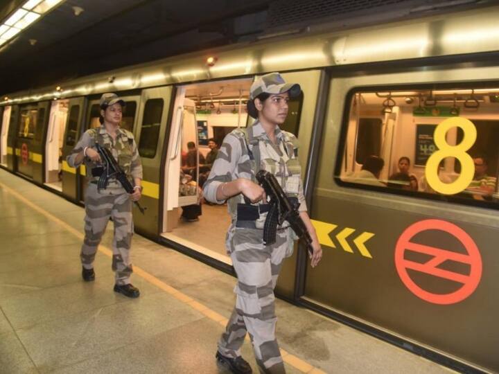 सीआईएसफ के स्थापना दिवस पर पीएम मोदी ने ट्वीट कर बधाई दी है. उन्होंने ट्वीट कर कहा, सीआईएसएफ के स्थापना दिवस पर स्थापना दिवस पर सभी कर्मियों को हमारी शुभकामनाएं. हमारे सुरक्षा तंत्र में सीआईएसएफ की महत्वपूर्ण भूमिका है.  वे महत्वपूर्ण और रणनीतिक बुनियादी ढांचे सहित प्रमुख स्थानों पर चौबीसों घंटे सुरक्षा प्रदान करते हैं.