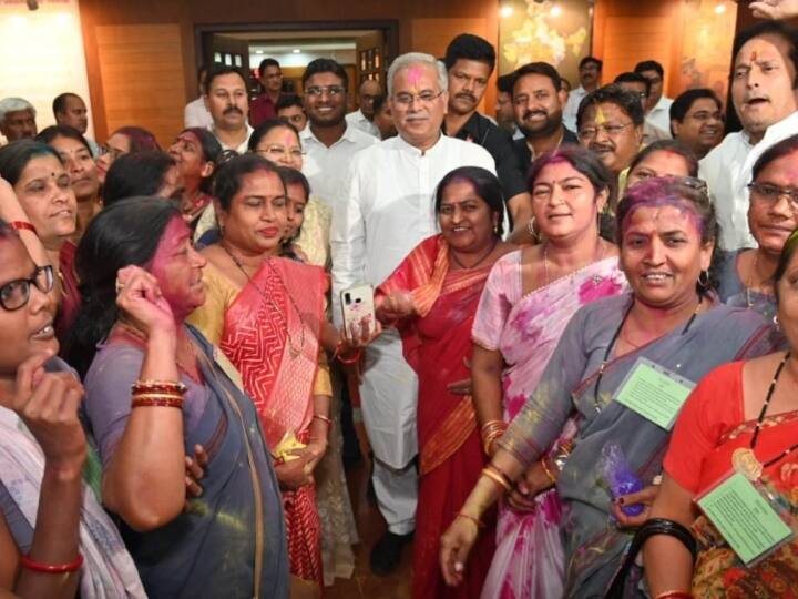 Election 2023: बजट में महिलाओं का रखा गया विशेष ध्यान, क्या चुनावी साल में CM बघेल के आएगा काम? Anganwadi workers and women got special attention in budget, effect in the election year Election 2023: बजट में महिलाओं का रखा गया विशेष ध्यान, क्या चुनावी साल में CM बघेल के आएगा काम?