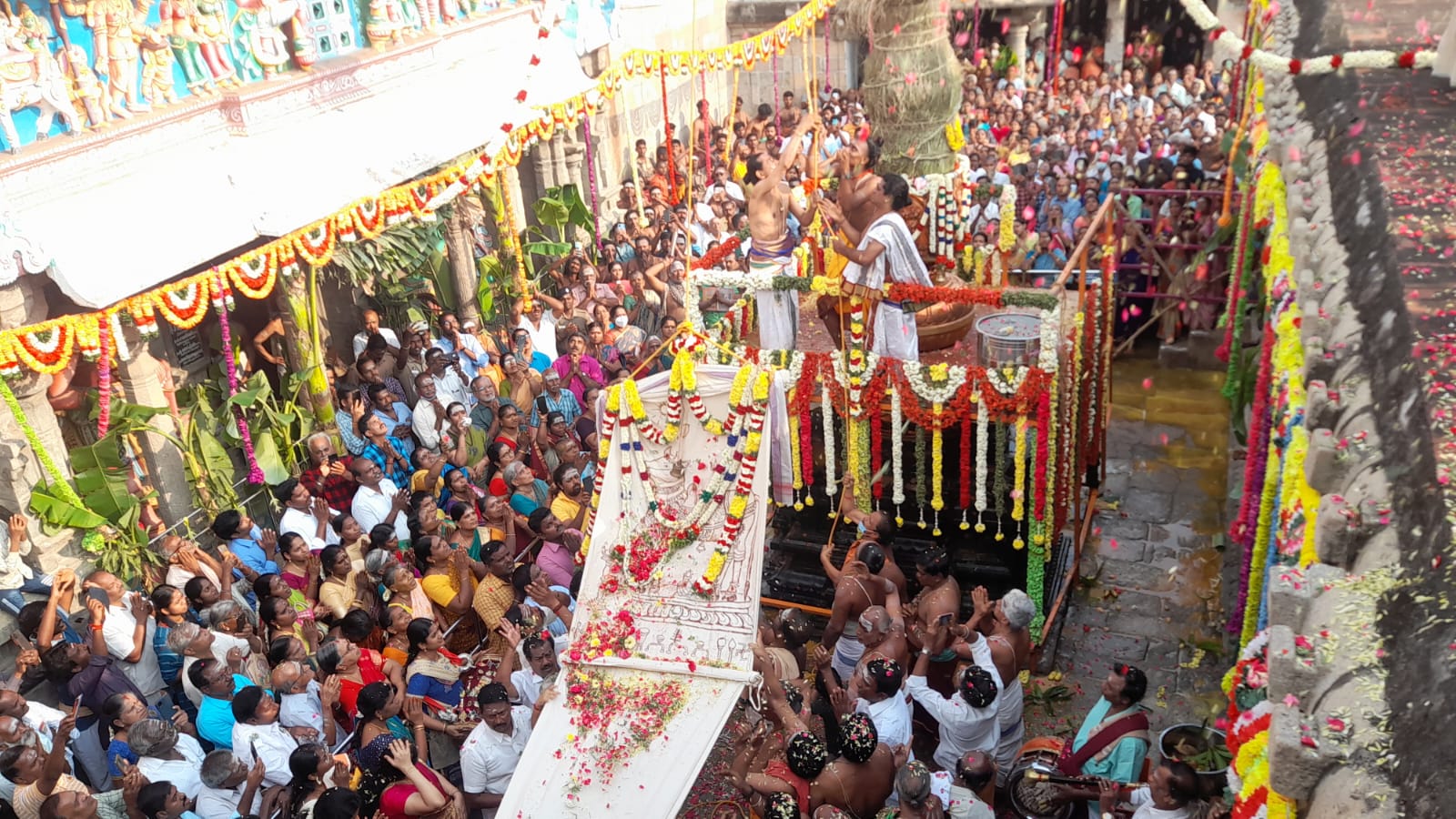 திருவாரூர்: உலகப் புகழ் பெற்ற ஆழி தேரோட்டத்தை முன்னிட்டு கொடியேற்றம் - பக்தர்கள் சாமி தரிசனம்