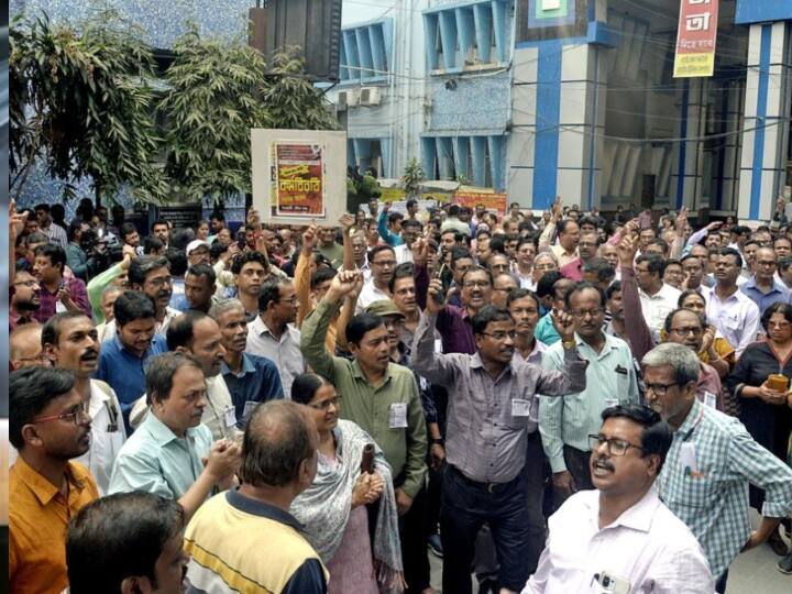 West Bengal Government Employees stage a protest demanding a hike in Dearness allowance Bengal Employees protest: महंगाई भत्ता बढ़ाने की मांग... बंगाल में सरकारी कार्यालयों के सामने कर्मचारियों ने किया प्रदर्शन