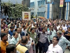 महंगाई भत्ता बढ़ाने की मांग... बंगाल में सरकारी कार्यालयों के सामने कर्मचारियों ने किया प्रदर्शन