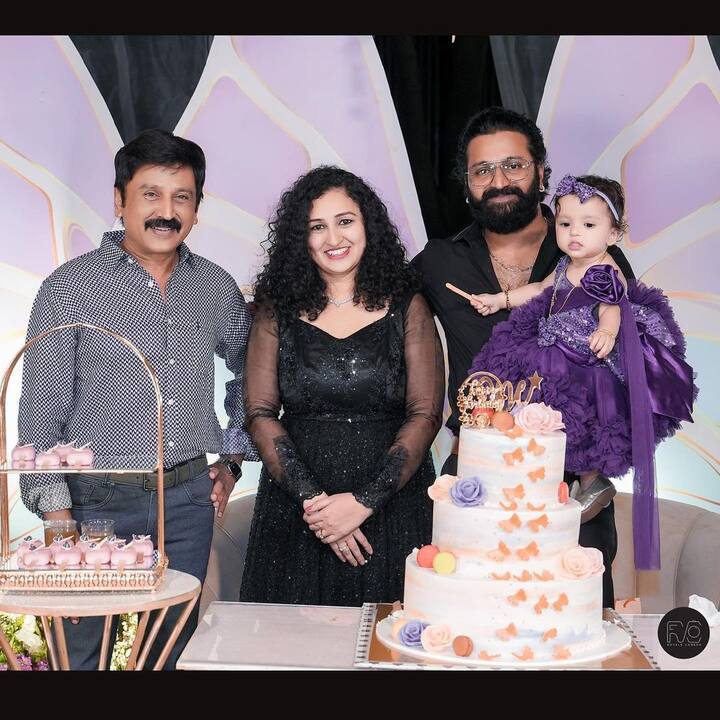 లిటిల్ ప్రిన్సెస్ రాధ్య బర్త్ డే వేడుకల్లో రిషభ్ శెట్టి దంపతులు. Image Credit: Pragathi Shetty/ Instagram