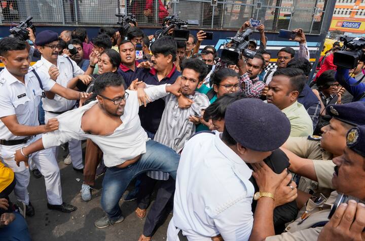 পূর্ব ঘোষণা মতোই এদিন হাওড়া ও শিয়ালদায় জমায়েত করেছিল এসএফআই। কিন্তু, হাওড়া স্টেশনের বাইরেও হাওড়া ব্রিজের ওপরে মোতায়েন ছিল পুলিশ।