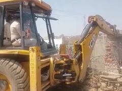 मध्य प्रदेश के दमोह में महिला पुलिसकर्मियों ने रेप के आरोपी के घर पर चलाया बुलडोजर, देखें वीडियो